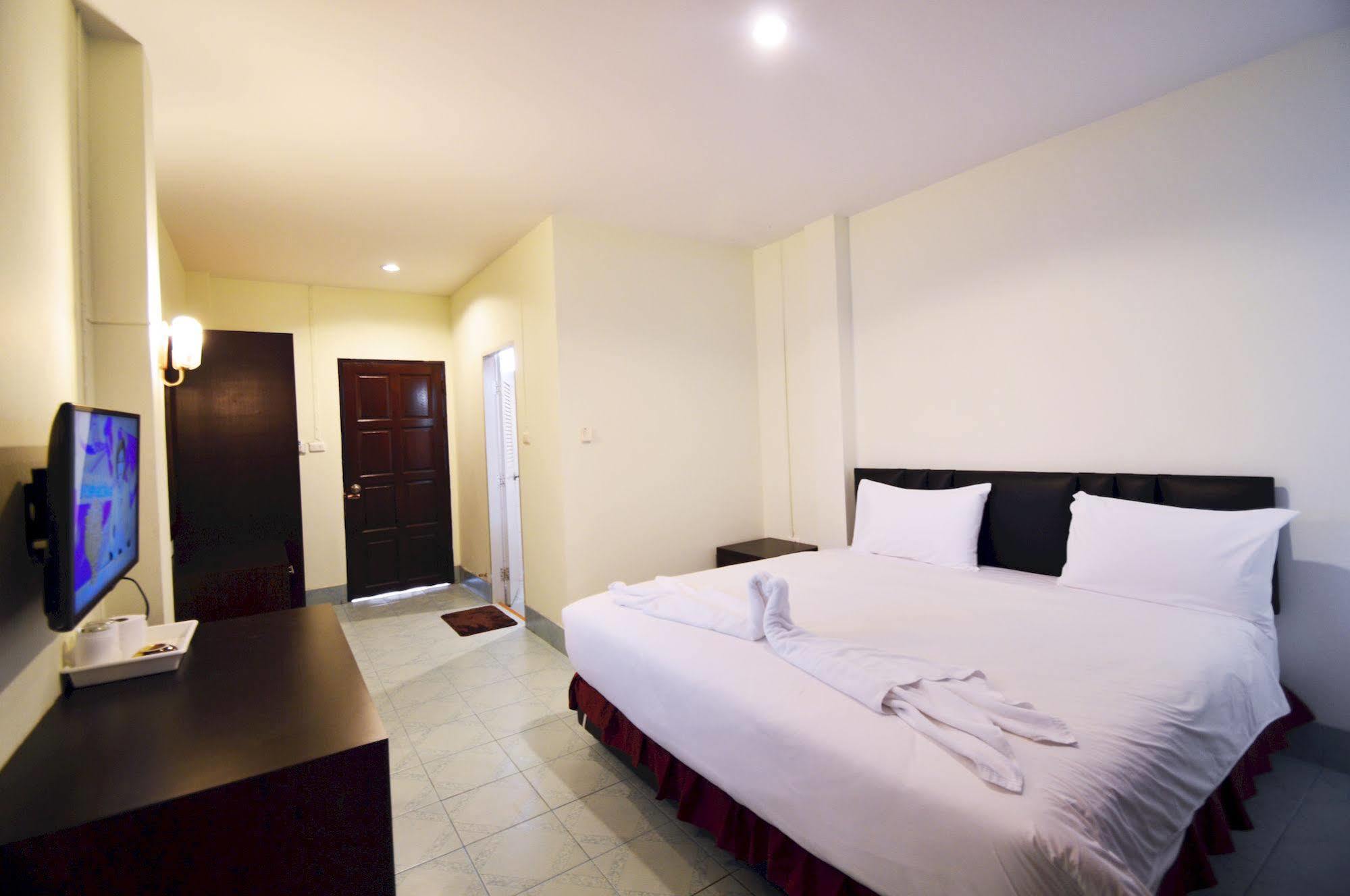 Paripas Express Patong Hotel Kültér fotó